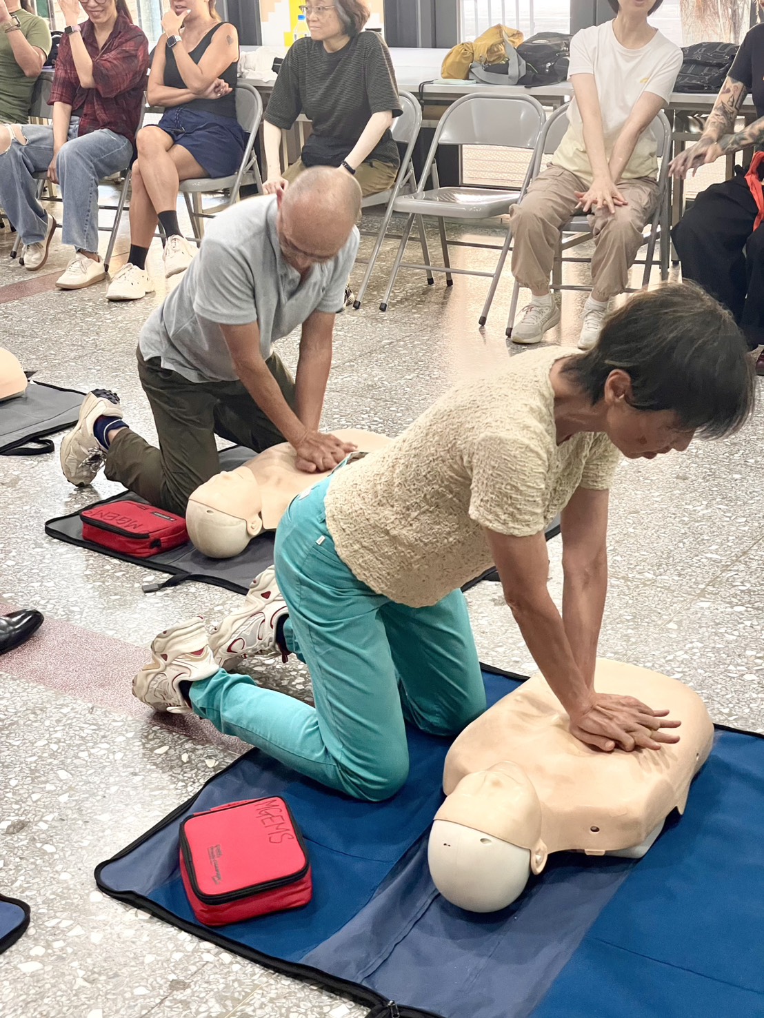 學員練習心肺復甦術(CPR)