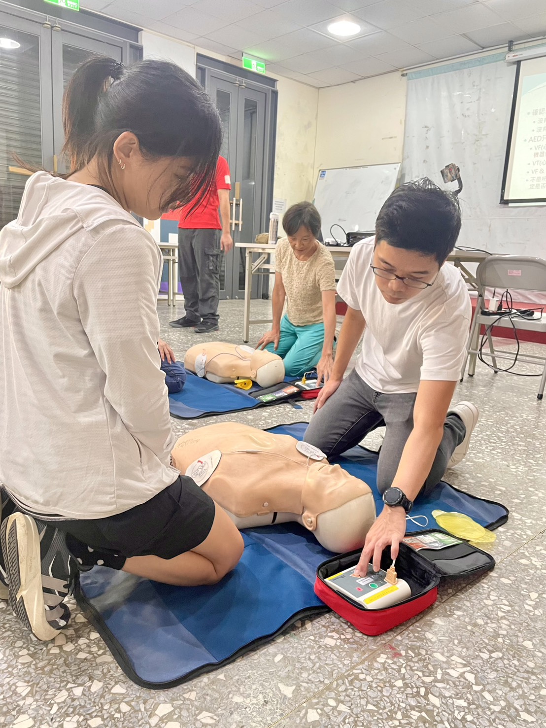 學員練習心肺復甦術(CPR)及使用自動體外心臟電擊去顫器(AED)