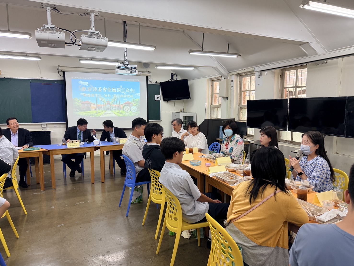 盧處長與師生及家長熱情互動