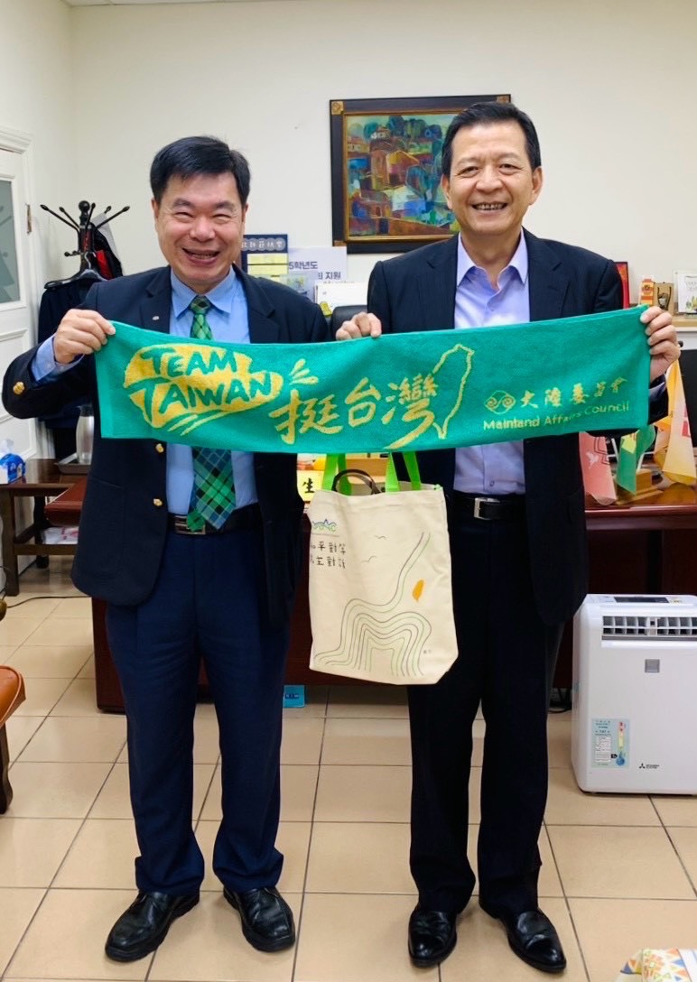盧處長分享陸委會Team Taiwan紀念毛巾予淡江高中留存