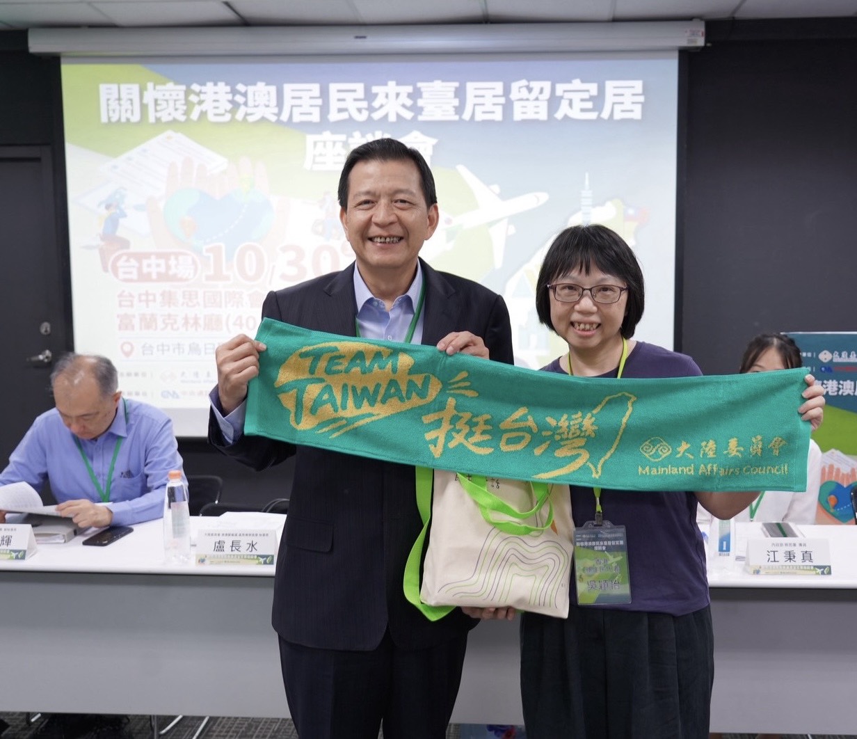 盧處長與「咖啡‧織」吳穎怡女士合影